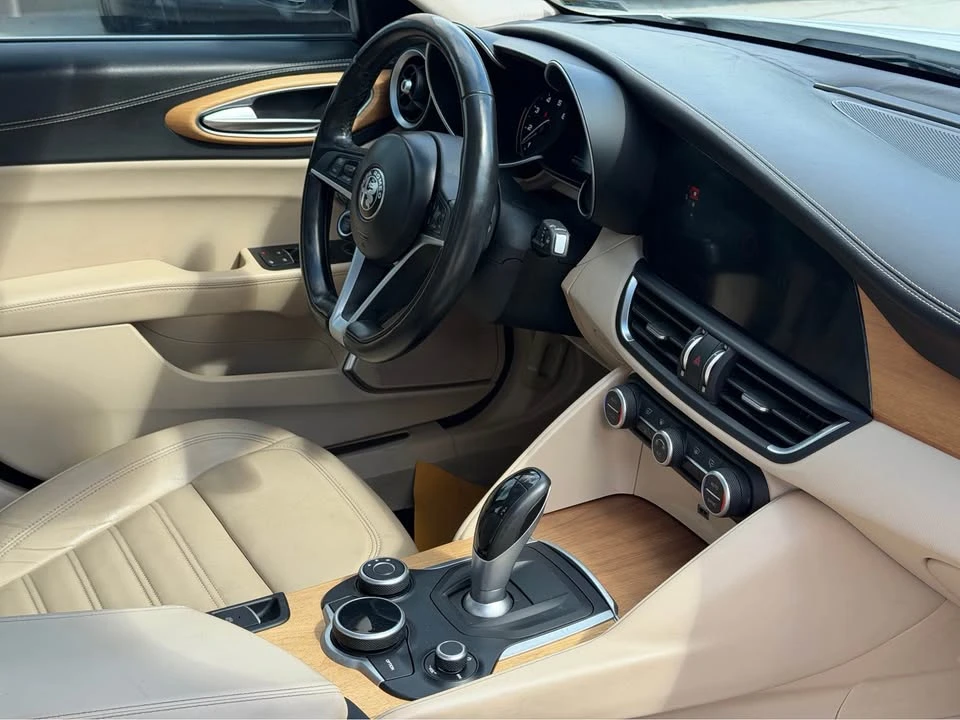 2019 Alfa Romeo Giulia - Image 9 of 20