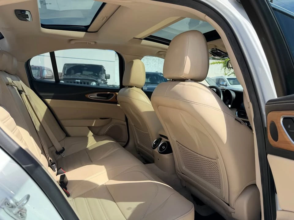 2019 Alfa Romeo Giulia - Image 7 of 20