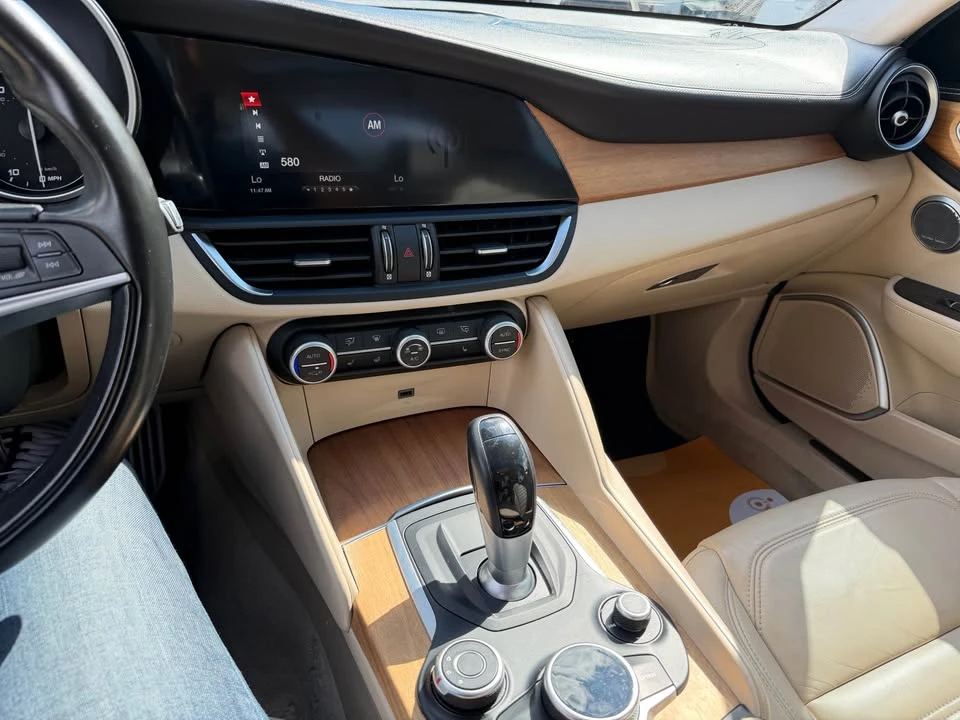2019 Alfa Romeo Giulia - Image 12 of 20