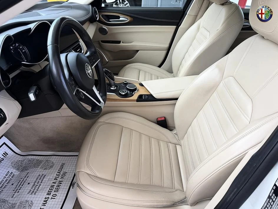 2019 Alfa Romeo Giulia - Image 11 of 31