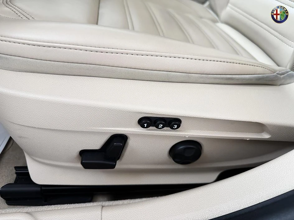 2019 Alfa Romeo Giulia - Image 29 of 31