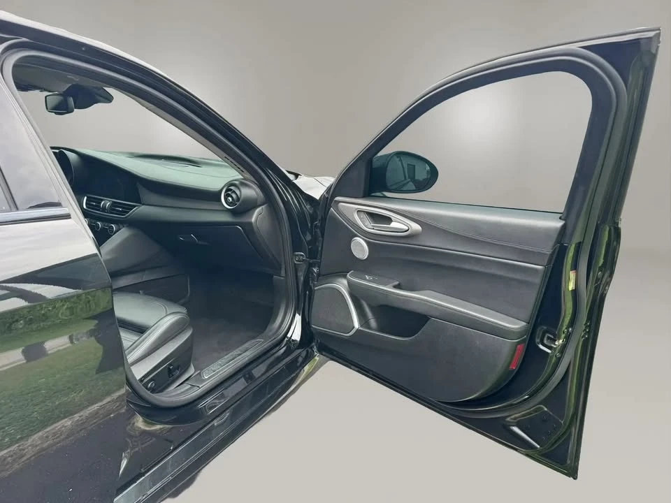 2019 Alfa Romeo Giulia - Image 16 of 20