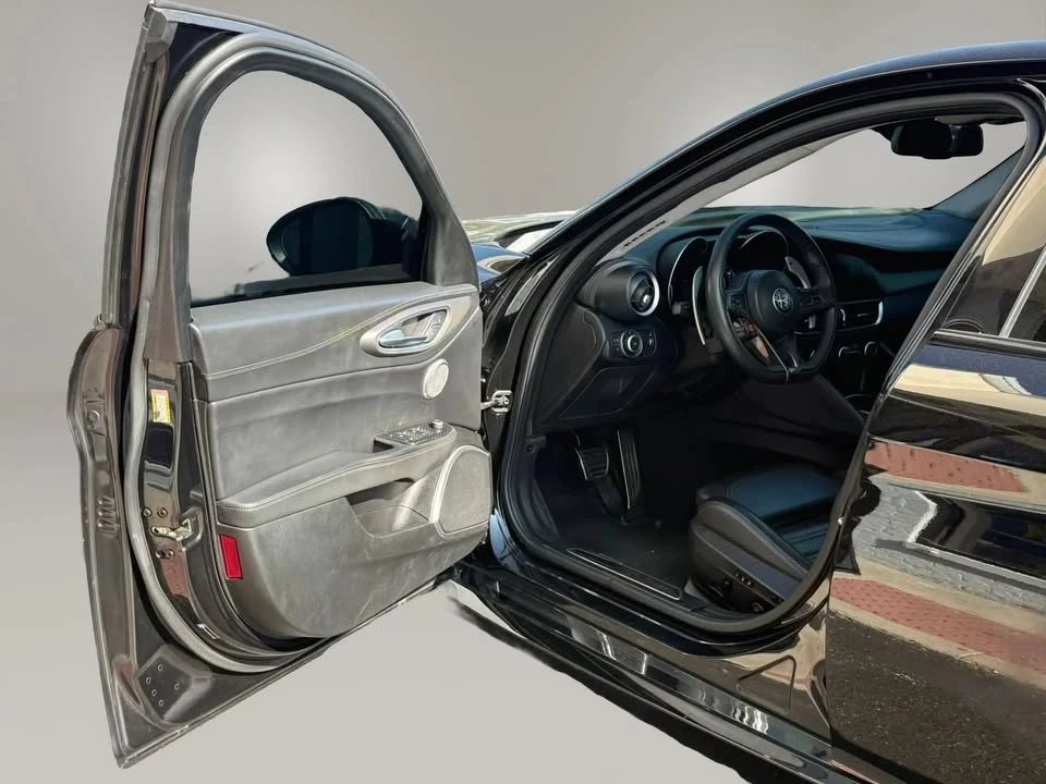2019 Alfa Romeo Giulia - Image 9 of 20