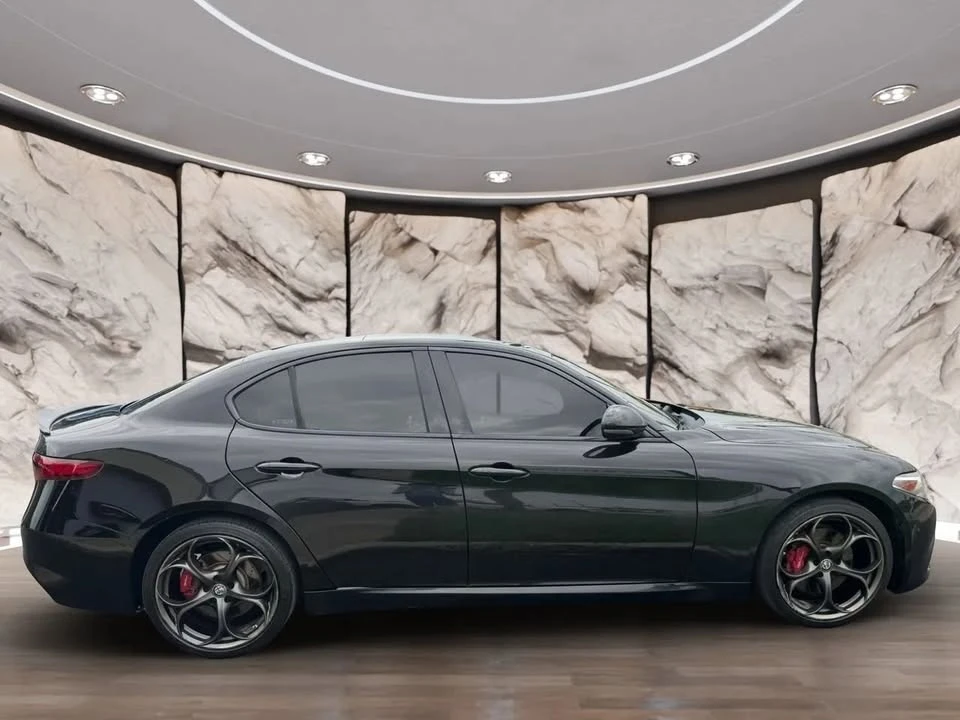 2019 Alfa Romeo Giulia - Image 8 of 20