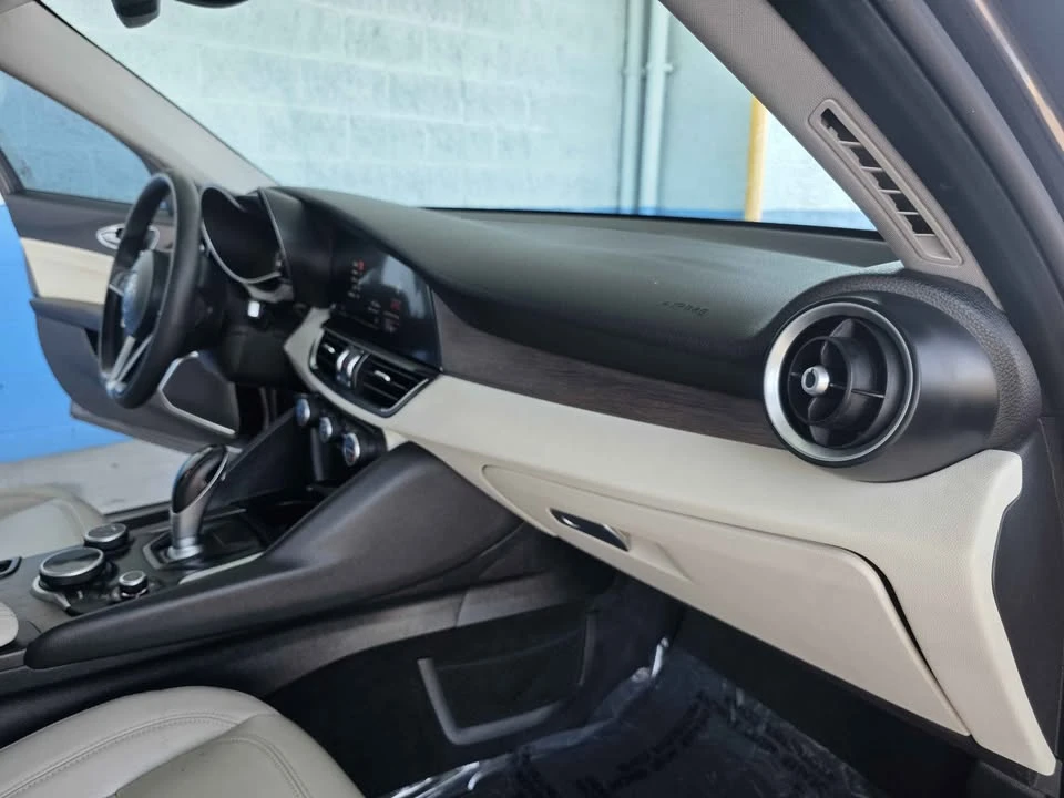 2019 Alfa Romeo Giulia - Image 16 of 18