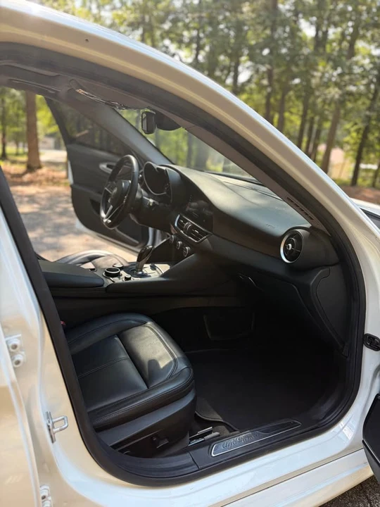 2019 Alfa Romeo Giulia - Image 12 of 17