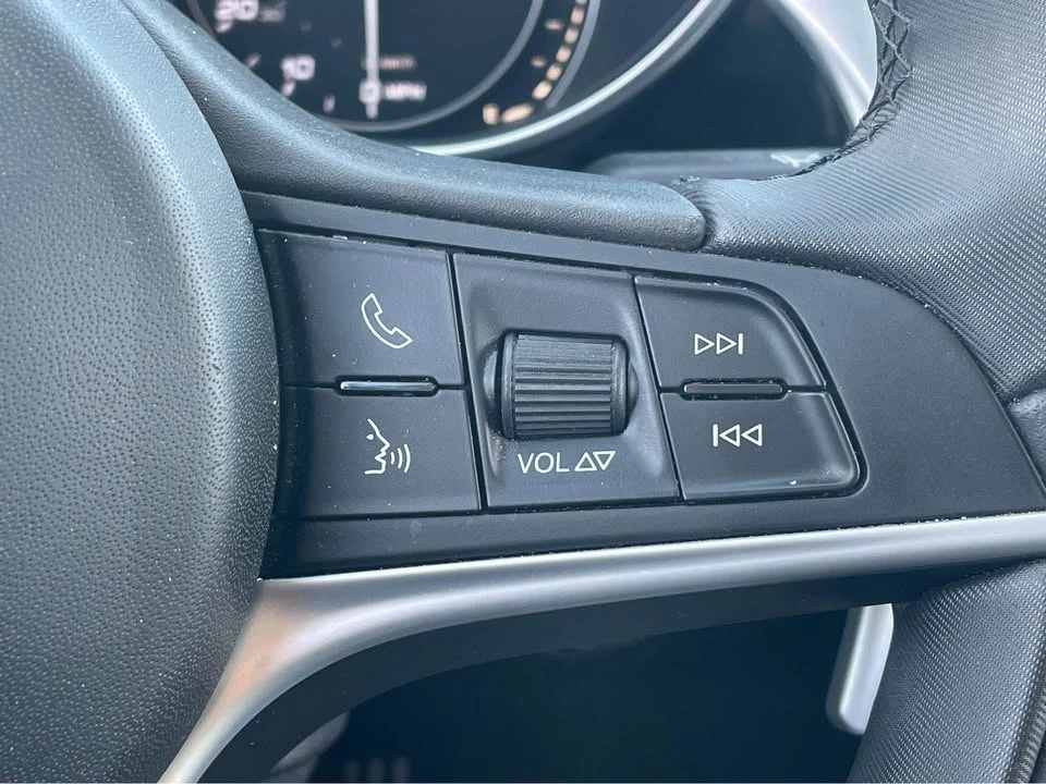 2019 Alfa Romeo Giulia - Image 13 of 20