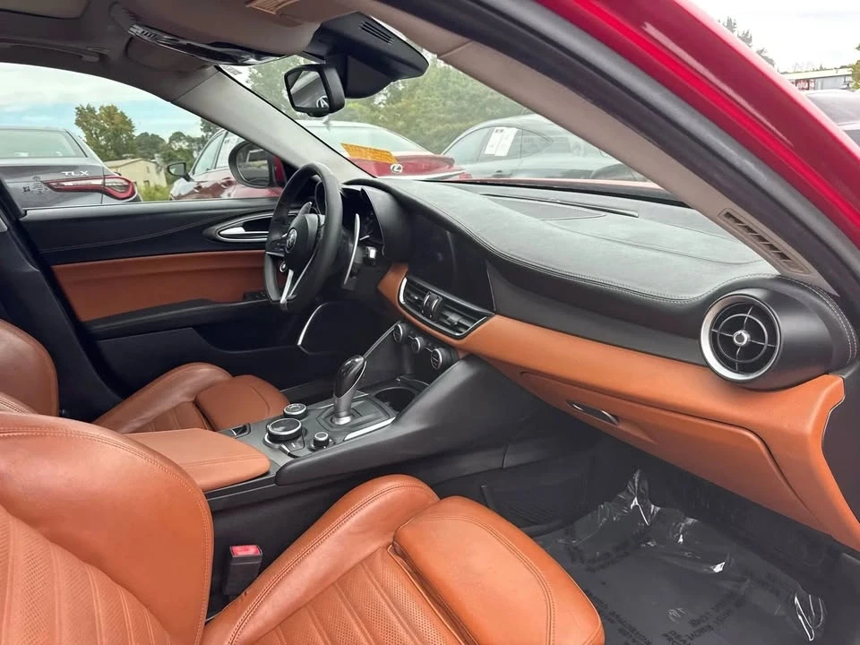 2019 Alfa Romeo Giulia - Image 11 of 20