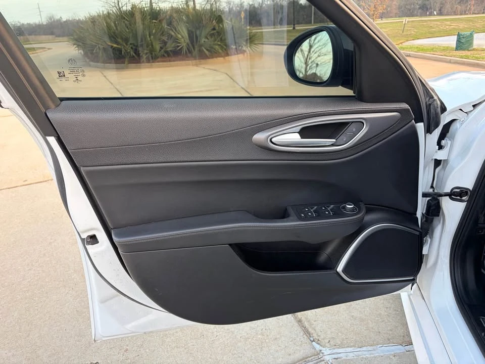2019 Alfa Romeo Giulia - Image 5 of 13