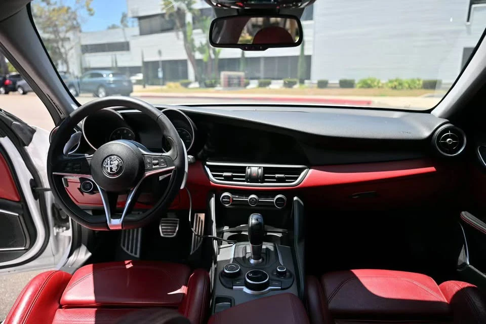 2019 Alfa Romeo Giulia - Image 4 of 9