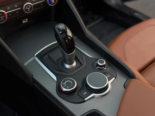 2019 Alfa Romeo Giulia - Image 24 of 31