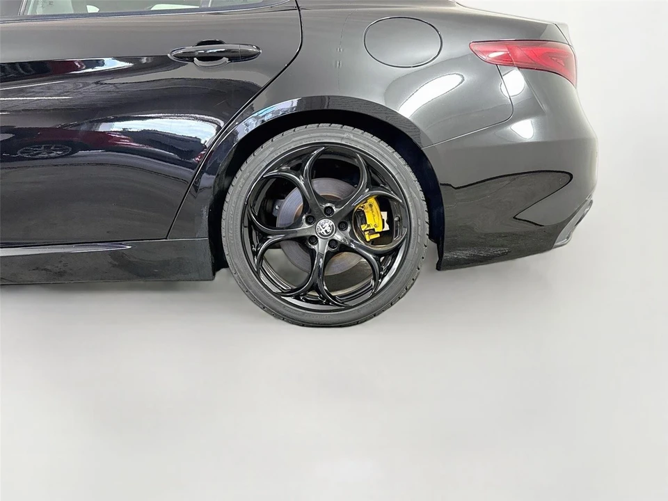 2019 Alfa Romeo Giulia - Image 10 of 17