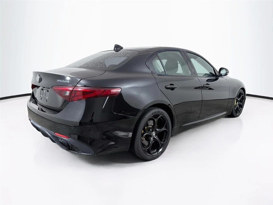 2019 Alfa Romeo Giulia - Image 16 of 17