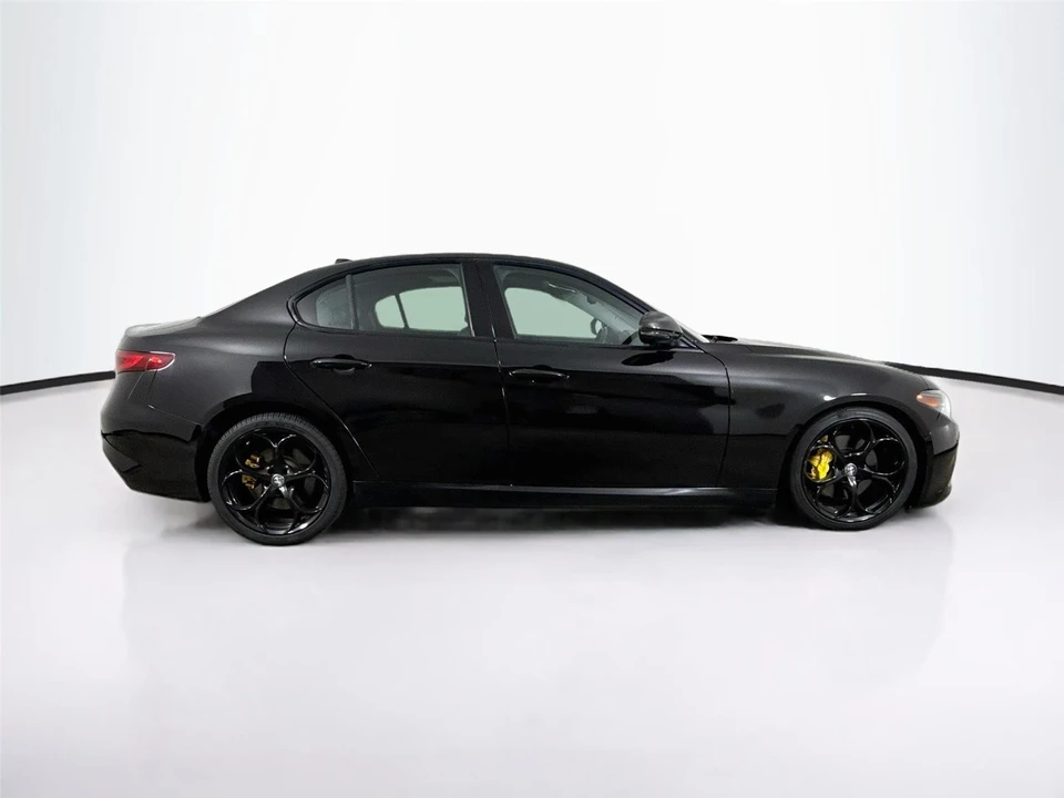 2019 Alfa Romeo Giulia - Image 14 of 17