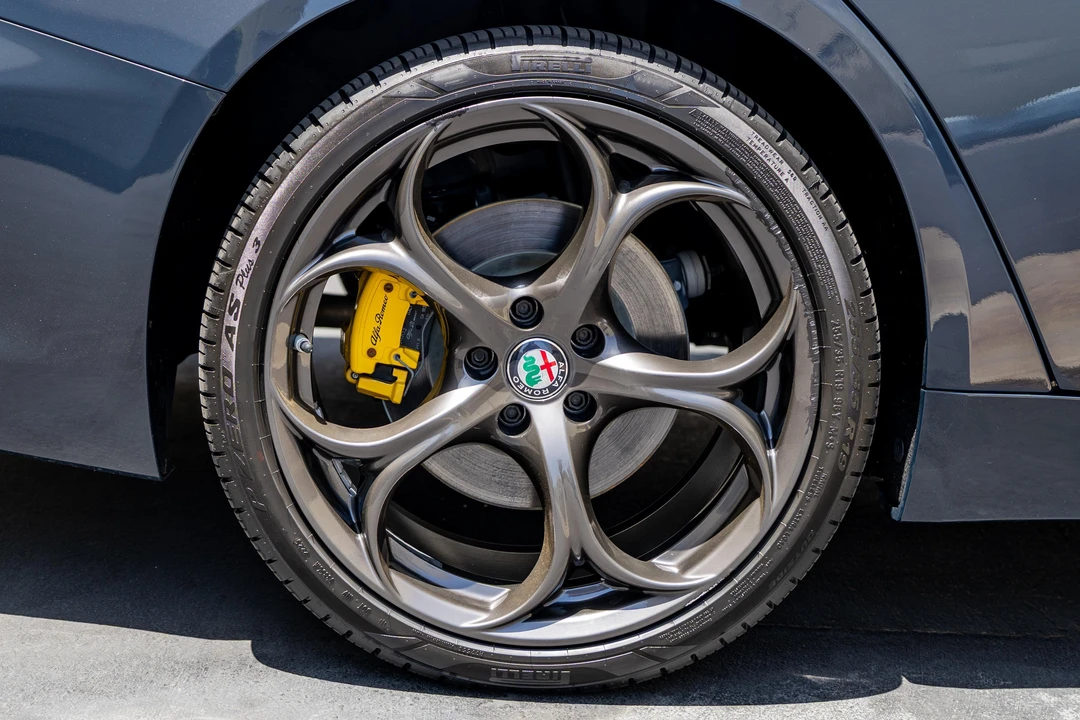 2019 Alfa Romeo Giulia - Image 28 of 31