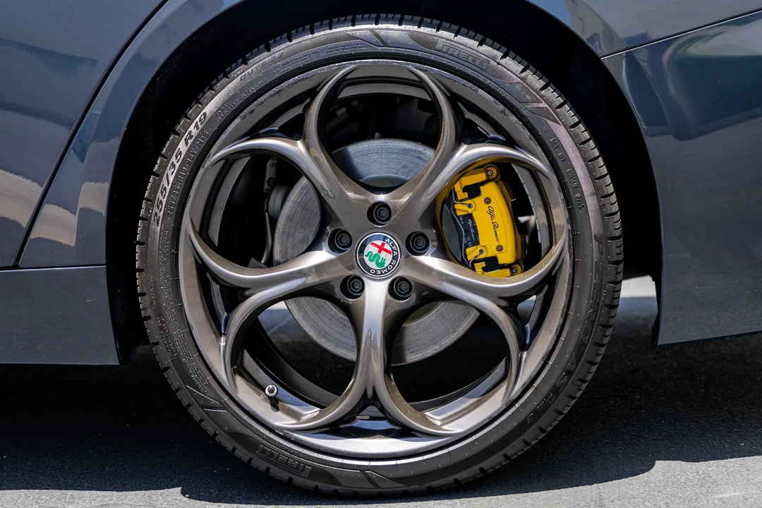 2019 Alfa Romeo Giulia - Image 27 of 31