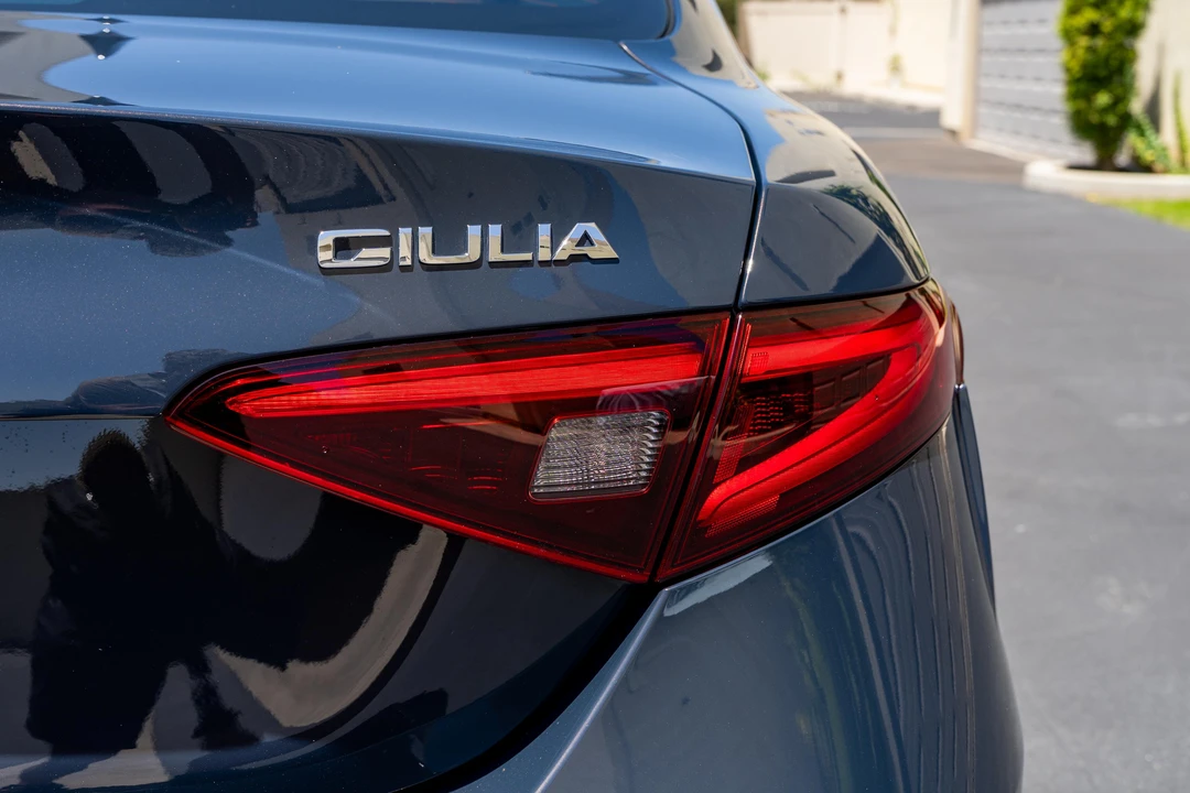2019 Alfa Romeo Giulia - Image 14 of 31