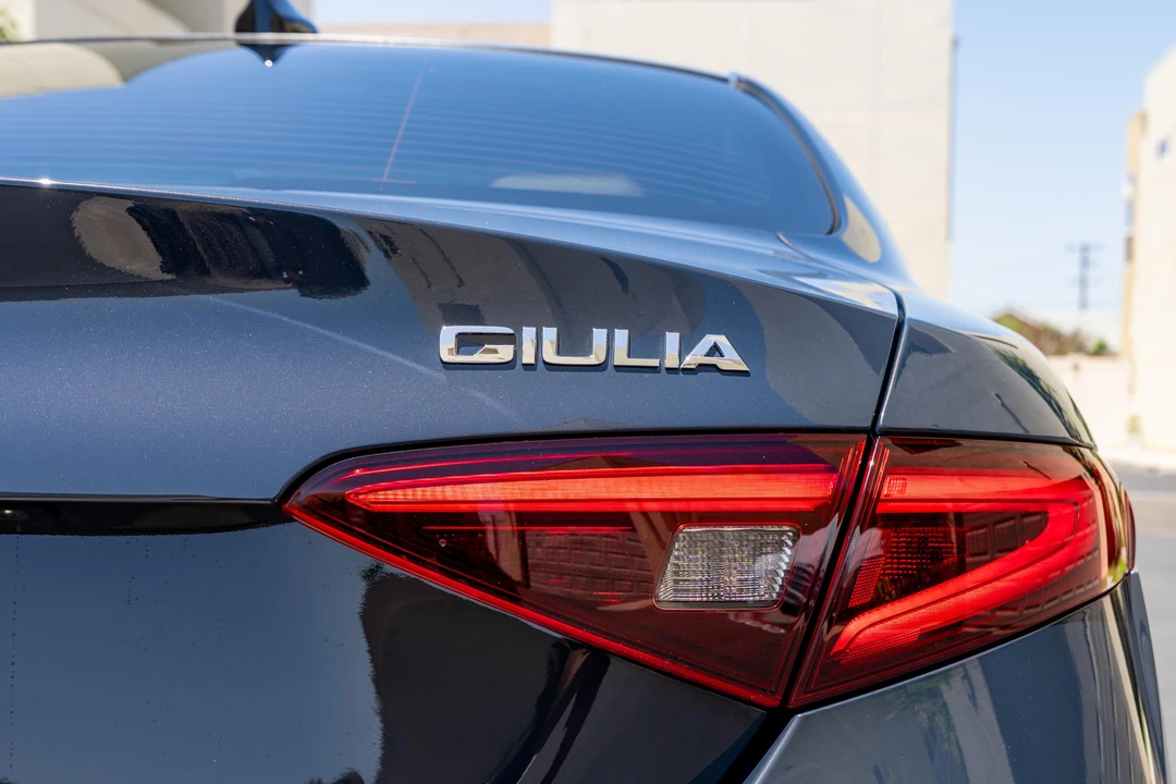 2019 Alfa Romeo Giulia - Image 25 of 31