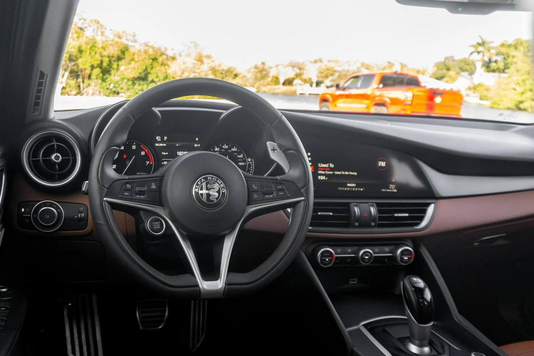 2019 Alfa Romeo Giulia - Image 26 of 31