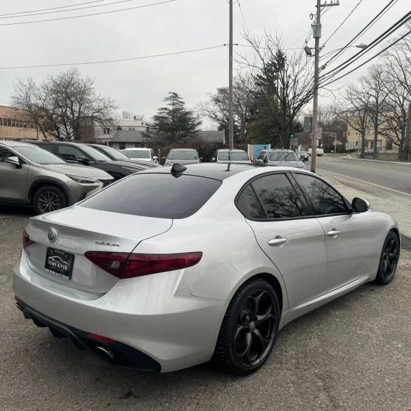 2019 Alfa Romeo Giulia - Image 5 of 12
