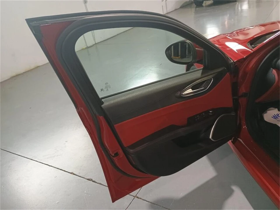 2019 Alfa Romeo Giulia - Image 13 of 31