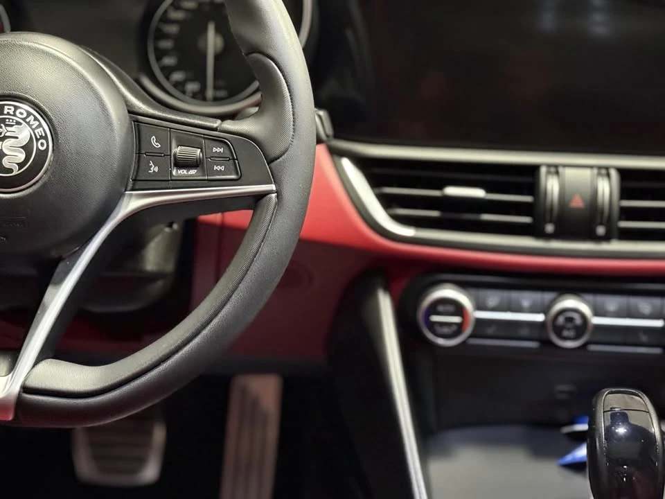 2019 Alfa Romeo Giulia - Image 15 of 19