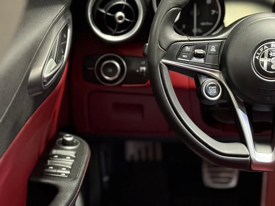 2019 Alfa Romeo Giulia - Image 14 of 19