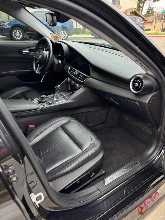 2019 Alfa Romeo Giulia - Image 6 of 10