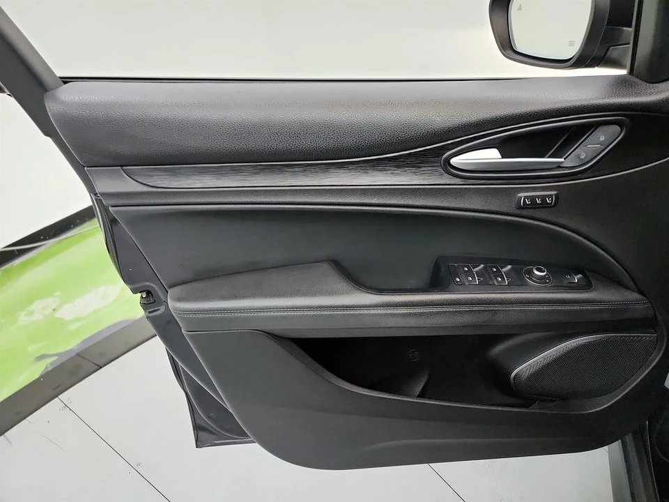 2019 Alfa Romeo Stelvio - Image 23 of 31