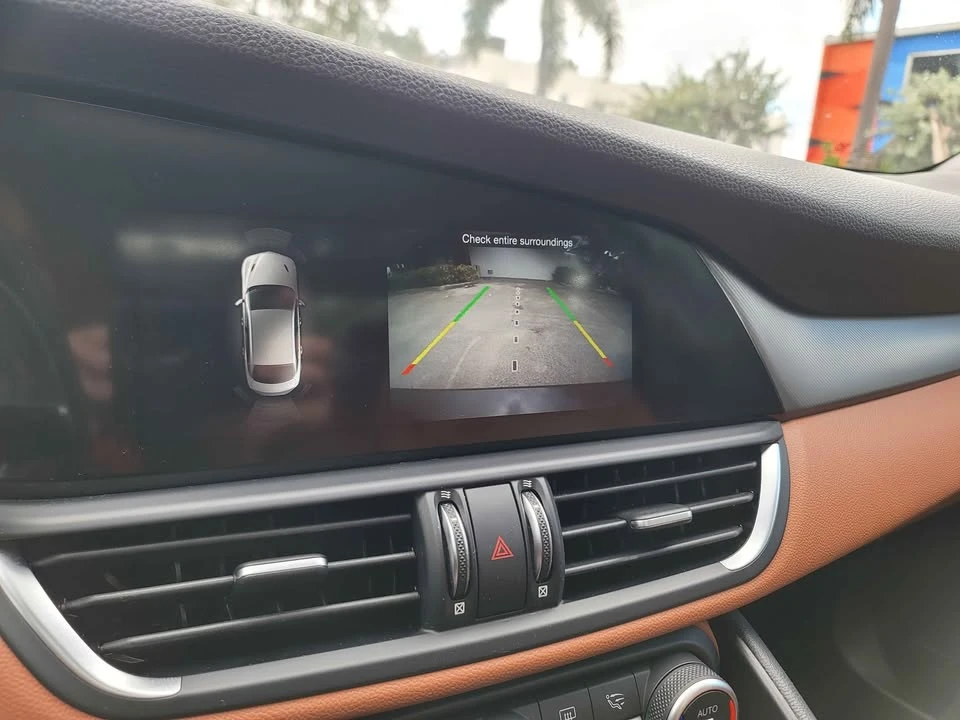 2019 Alfa Romeo Giulia - Image 15 of 16