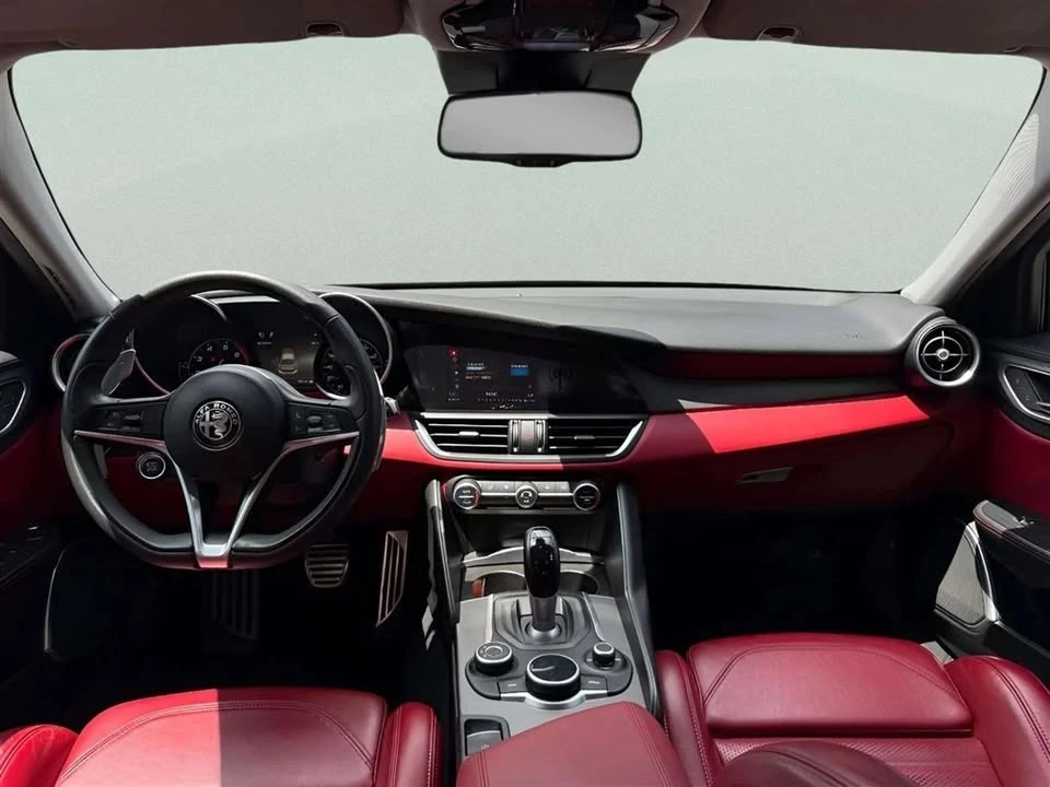 2019 Alfa Romeo Giulia - Image 17 of 20