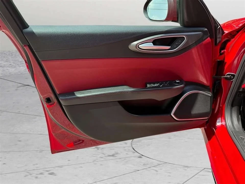 2019 Alfa Romeo Giulia - Image 14 of 20