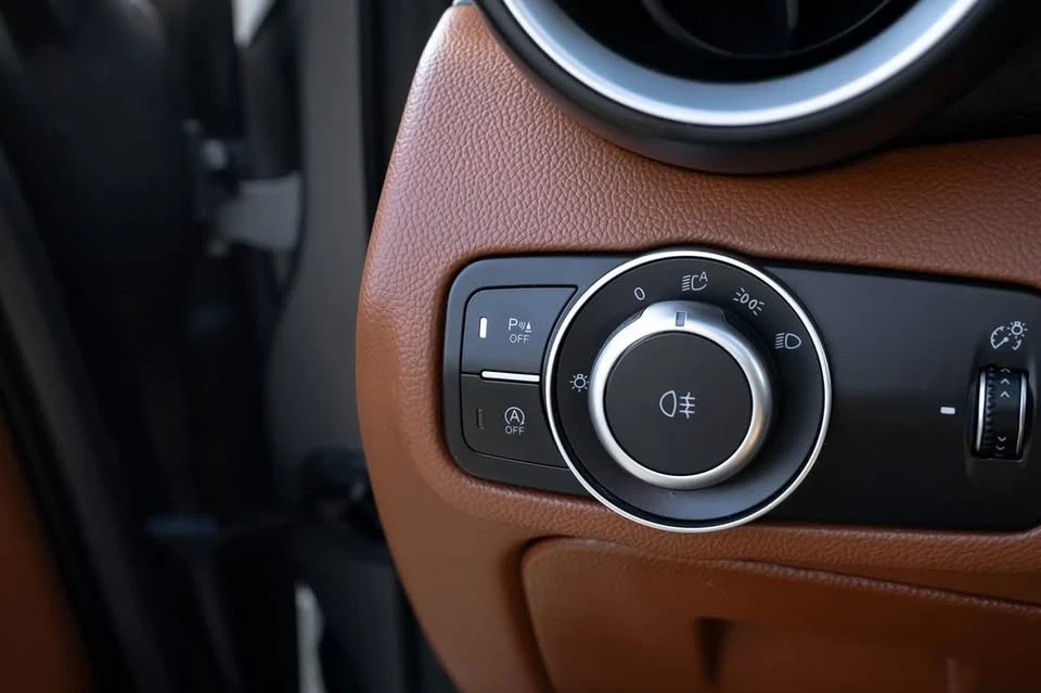 2019 Alfa Romeo Giulia - Image 7 of 15