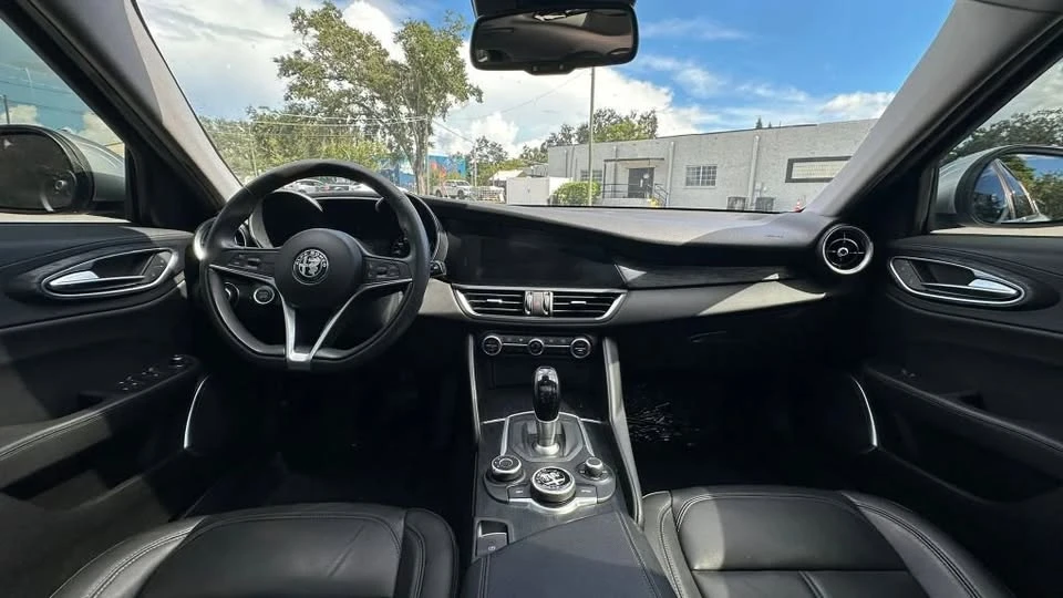 2019 Alfa Romeo Giulia - Image 14 of 18