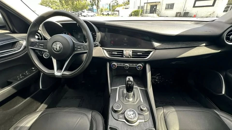 2019 Alfa Romeo Giulia - Image 13 of 18