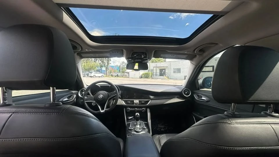 2019 Alfa Romeo Giulia - Image 17 of 18