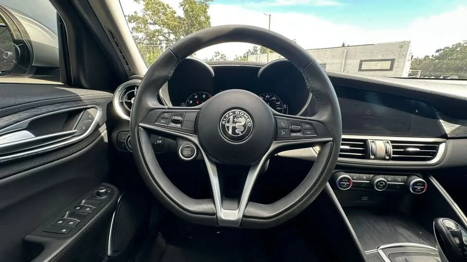 2019 Alfa Romeo Giulia - Image 15 of 18