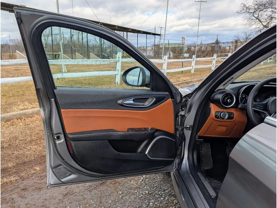 2019 Alfa Romeo Giulia - Image 9 of 20