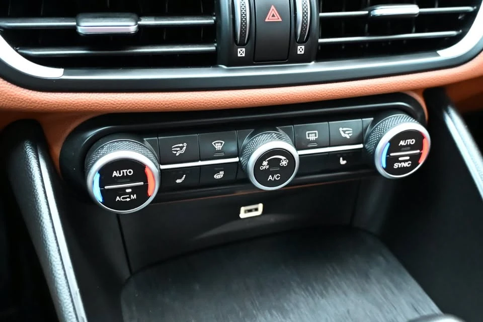2019 Alfa Romeo Giulia - Image 13 of 20