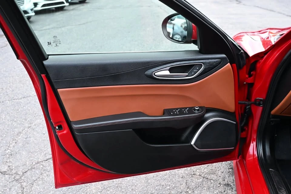 2019 Alfa Romeo Giulia - Image 9 of 20