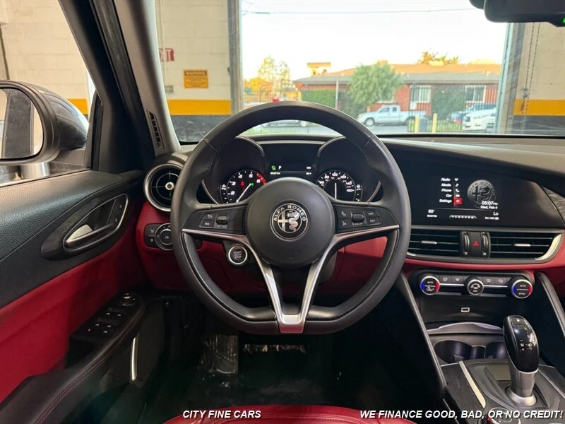 2019 Alfa Romeo Giulia - Image 15 of 20