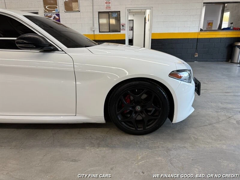 2019 Alfa Romeo Giulia - Image 12 of 20