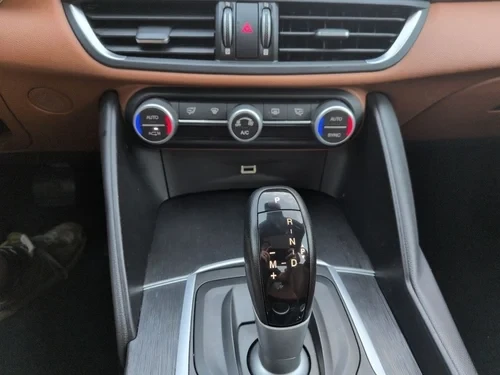 2019 Alfa Romeo Giulia - Image 12 of 19