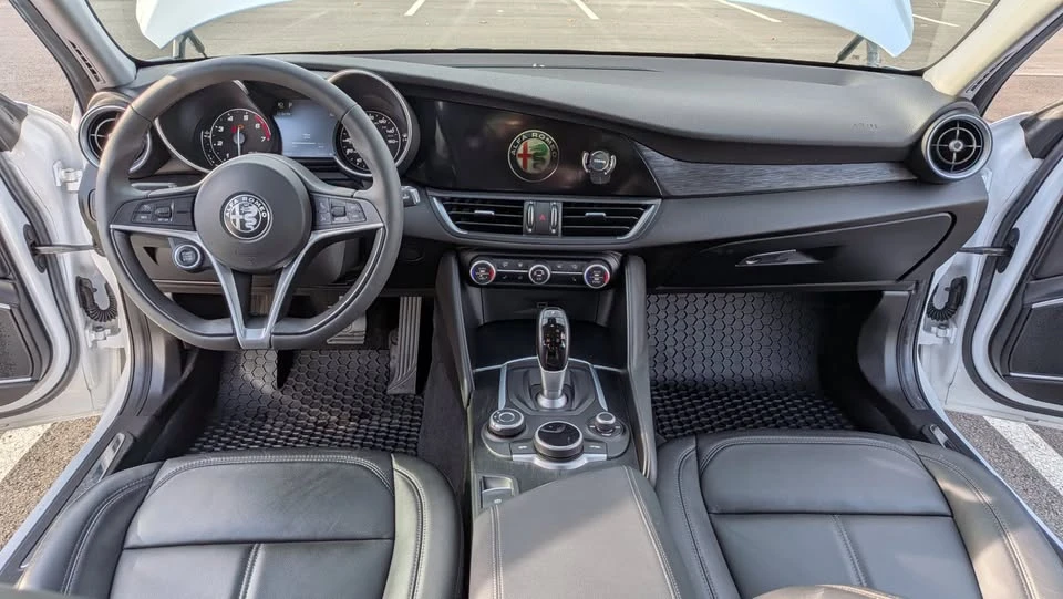 2019 Alfa Romeo Giulia - Image 8 of 14