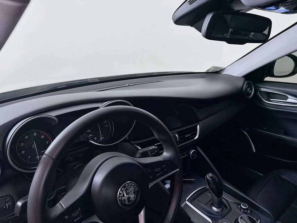 2019 Alfa Romeo Giulia - Image 8 of 19