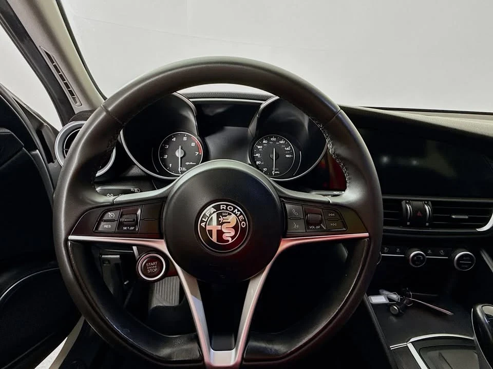 2019 Alfa Romeo Giulia - Image 9 of 19