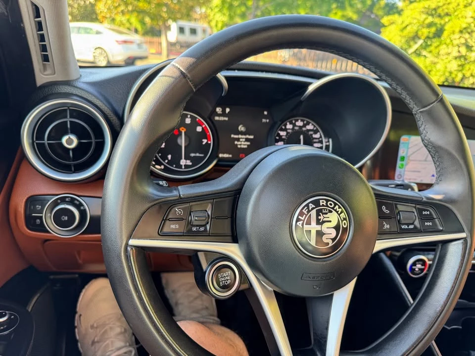 2019 Alfa Romeo Giulia - Image 15 of 17