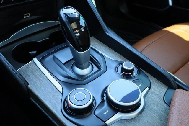 2019 Alfa Romeo Giulia - Image 15 of 19