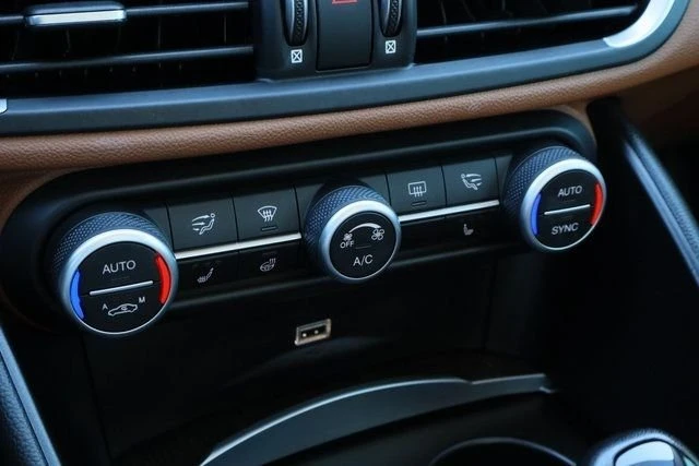 2019 Alfa Romeo Giulia - Image 14 of 19