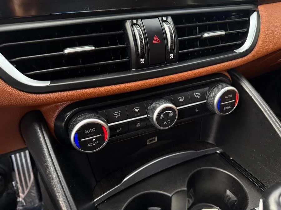 2019 Alfa Romeo Giulia - Image 9 of 18